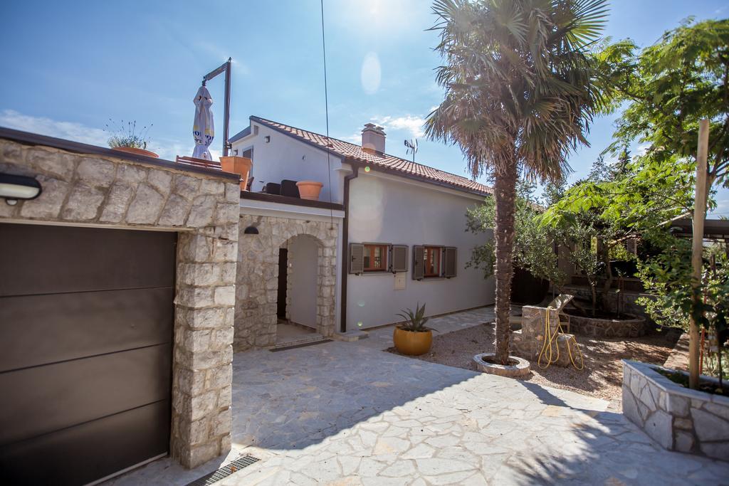 Apartments Ana Malinska Exterior photo